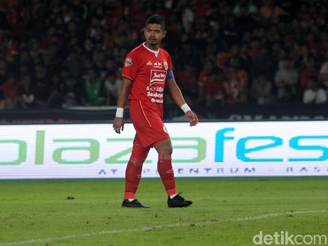 Bambang Pamungkas resmi gantung sepatu. Usai laga Persija Jakarta vs Persebaya Surabaya, BP mendapat kado perpisahan dari Gubernur dan Official Persija Jakarta.