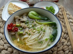 Hangatkan Badan Pagi Ini dengan Makan Mie Kuah Ayam yang Gurih Sedap