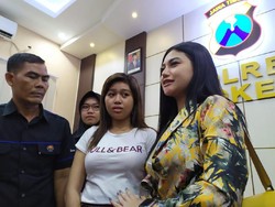 Usai Ditilang, 2 Wanita yang Kendarai Motor Sambil Keramas Dipidana