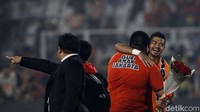 BP mendapat pelukan dari fans.