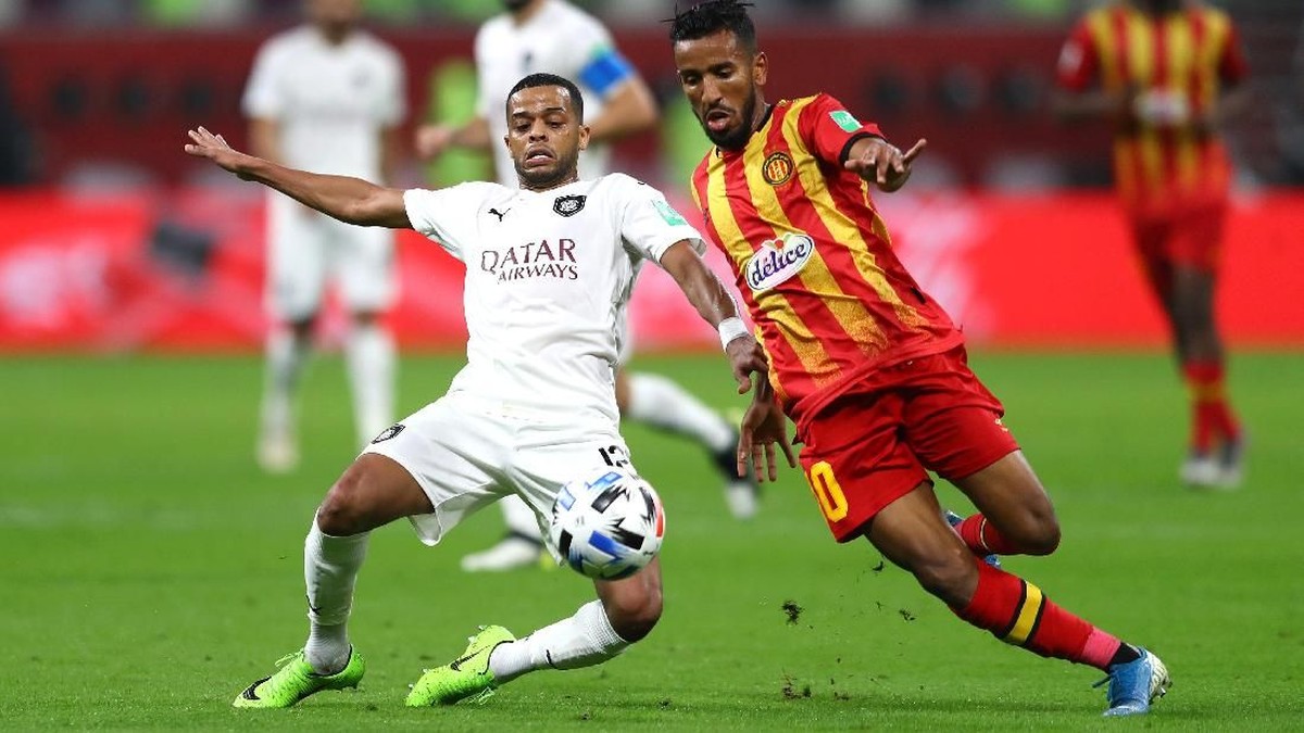 Pemain ES Tunis Hamdou Elhouni (kanan) berebut bola dengan pemain Al Sadd Hamid Khaleefa dalam laga perebutan peringkat lima Piala Dunia Antarklub di Stadion Internasional Khalifa, Doha, Selasa (17/12). Foto: Francois Nel/Getty Images