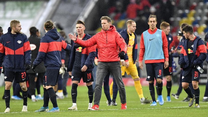 Leipzigs manager Julian Nagelsmann, center, shakes hands with his players after winning the German Bundesliga soccer match between Fortuna Duesseldorf and RB Leipzig in Duesseldorf, Germany, Saturday, Dec. 14, 2019. Fortuna was defeated by Leipzig with 0-3. (AP Photo/Martin Meissner)