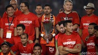 Selepas laga, tribute untuk Bepe pun dilakukan. Hadir di GBK Gubernur DKI Jakarta, Anies Baswedan, untuk mengucap salam perpisahan.