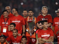 Selepas laga, tribute untuk Bepe pun dilakukan. Hadir di GBK Gubernur DKI Jakarta, Anies Baswedan, untuk mengucap salam perpisahan.