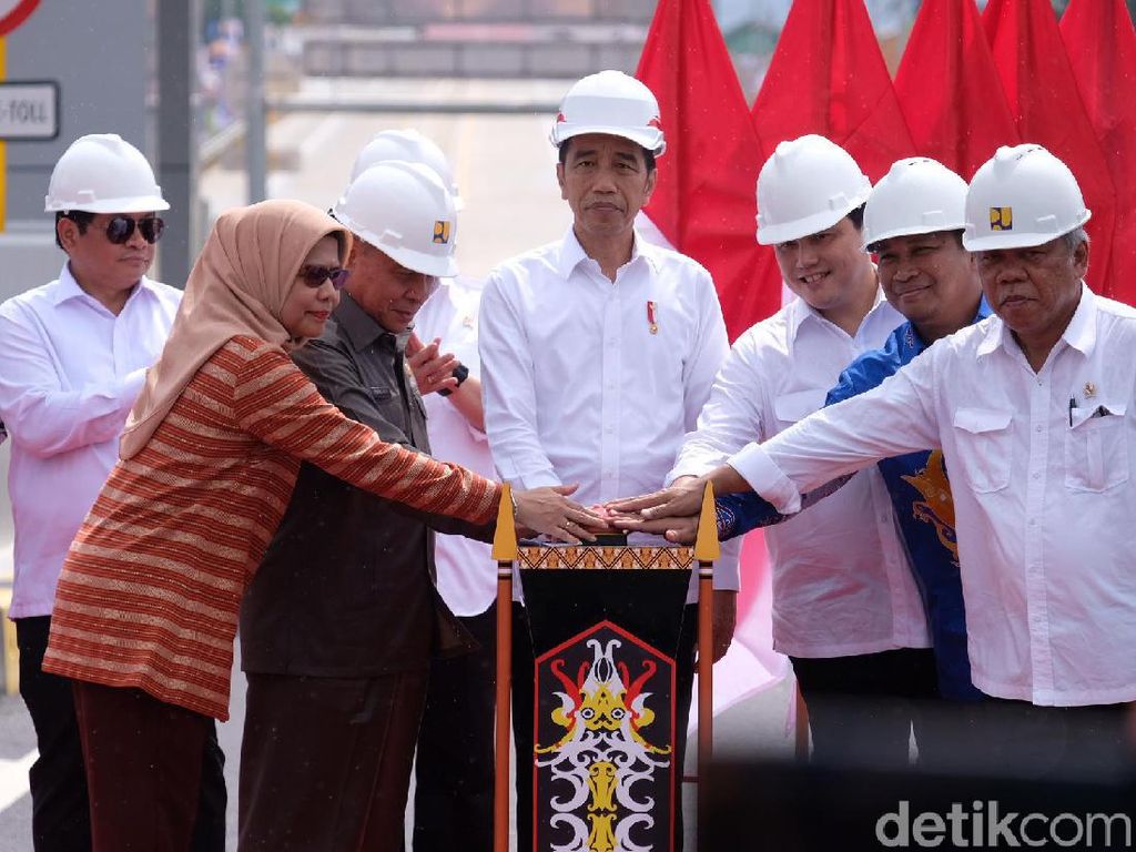 Hujan Gerimis, Jokowi Resmikan Tol Akses Ibu Kota Negara Baru di Kaltim Hujan Gerimis, Jokowi Resmikan Tol Akses Ibu Kota Negara Baru di Kaltim