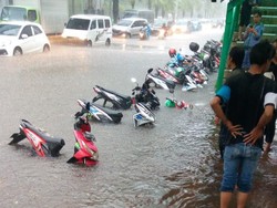 Dinas SDA Duga Banjir Jakarta Dipicu Material Proyek Sumbat Saluran Air