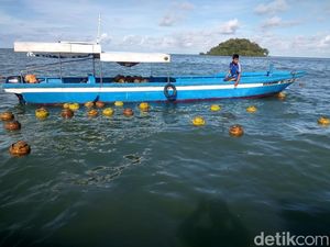 Kapal Angkut Dihantam Ombak, Ribuan Tabung Gas 3 Kg Mengapung di Lautan Babel