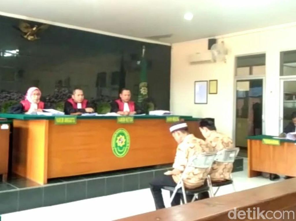Dua Pembunuh Santri Kuningan Dituntut 10-13 Tahun Bui Dua Pembunuh Santri Kuningan Dituntut 10-13 Tahun Bui