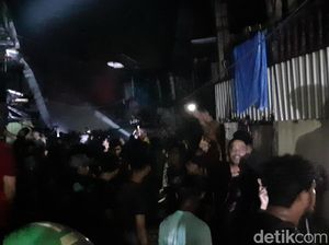 Petugas Damkar Berhasil Padamkan Kebakaran Pasar Cidu Makassar
