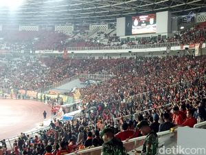 Ricuh Suporter Terjadi di Jeda Laga Persija Jakarta Vs Persebaya Ricuh Suporter Terjadi di Jeda Laga Persija Jakarta Vs Persebaya