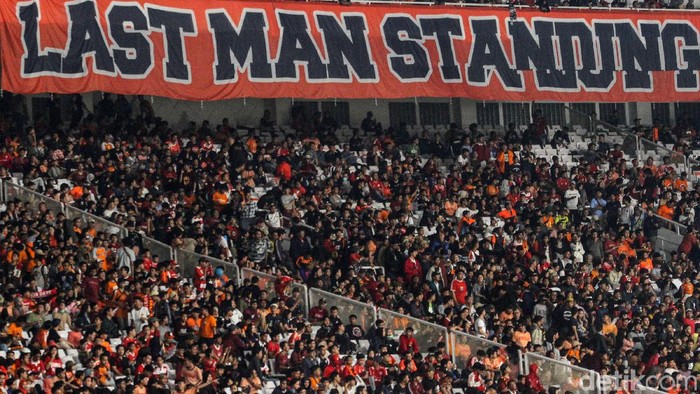 Persija Jakarta menutup laga kandang terakhir di SUGBK dengan kekalahan atas Persebaya, Selasa (17/12). Di laga tersebut Persija Macam Kemayoran keok 1-2.