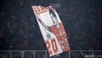 Poster besar bergambar Bambang Pamungkas dikibarkan oleh Jakmania.