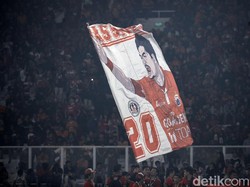 Poster besar bergambar Bambang Pamungkas dikibarkan oleh Jakmania.