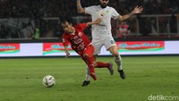 Unggul 2-0, Persebaya makin nyaman menguasai pertandingan.