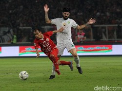 Unggul 2-0, Persebaya makin nyaman menguasai pertandingan.