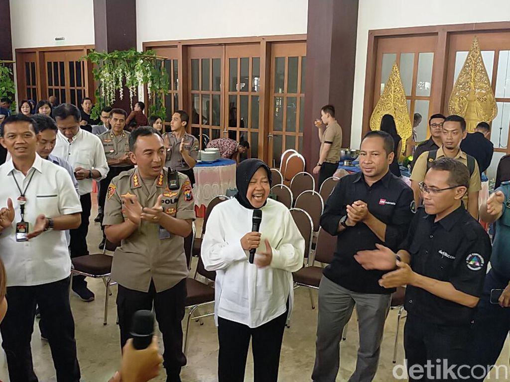 Serunya Risma Sumbang Lagu Ulang Tahun di HUT Transmedia Serunya Risma Sumbang Lagu Ulang Tahun di HUT Transmedia