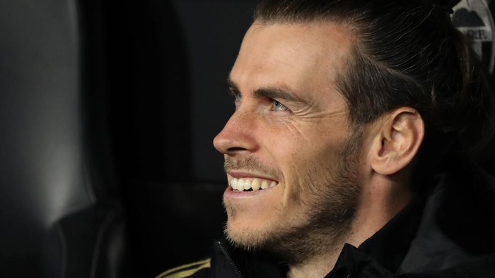 Real Madrid Tanding, Gareth Bale Main Botol Flip di Bangku Cadangan