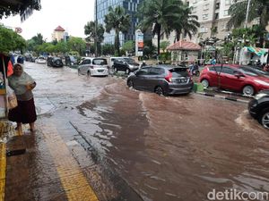Genangan di Jl Tanjung Duren Raya, Lalin Arah Grogol Macet