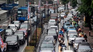 Jakarta Diguyur Hujan, Kemacetan Tak Terhindarkan