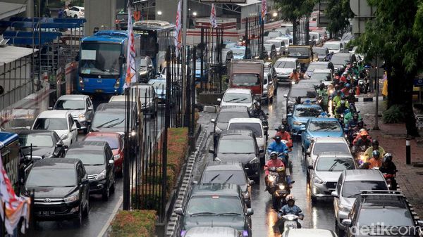 Jakarta Diguyur Hujan, Kemacetan Tak Terhindarkan