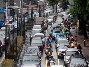 Jakarta Diguyur Hujan, Kemacetan Tak Terhindarkan