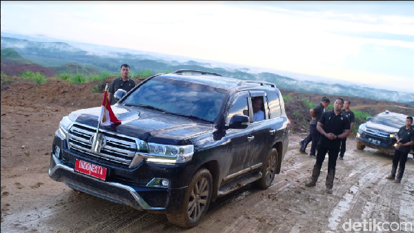 Jokowi Tinjau Ibu Kota Baru Naik Land Cruiser