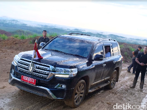 Jokowi Tinjau Ibu Kota Baru Naik Land Cruiser