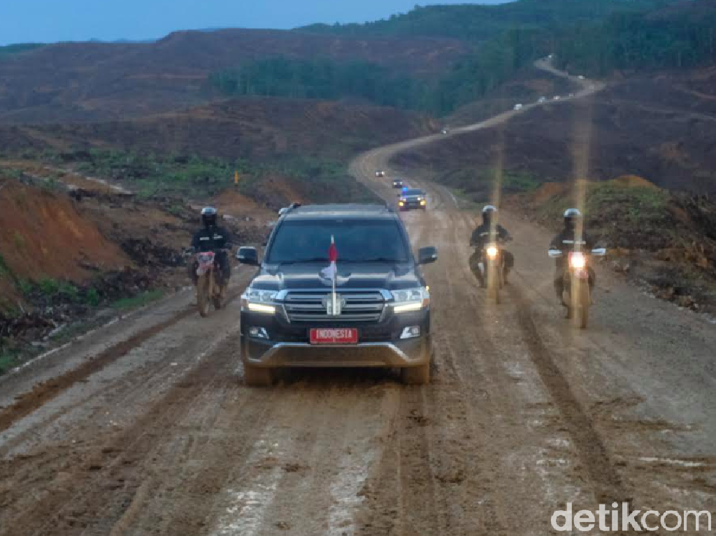 Naik Land Cruiser, Jokowi Tinjau Titik Istana di Ibu Kota Baru Naik Land Cruiser, Jokowi Tinjau Titik Istana di Ibu Kota Baru