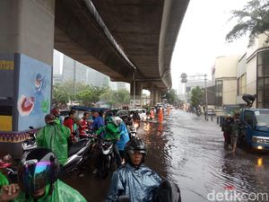 Dinas SDA soal Genangan di Jalanan Jakarta: Ada Antrean Air Masuk Saluran