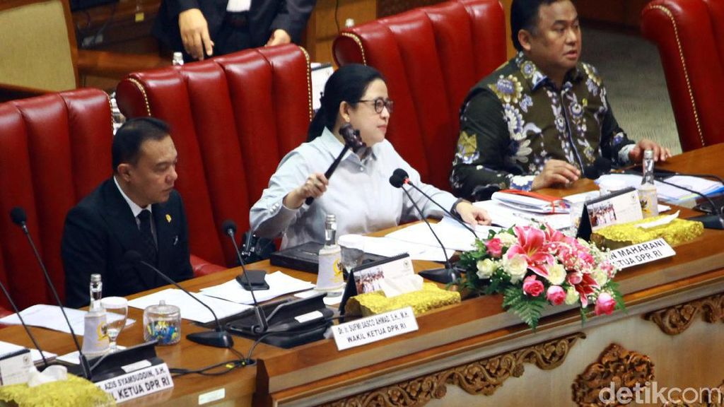 Momen Ketua DPR Ketok Palu Pengesahan Prolegnas 2020-2024