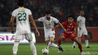 Persebaya lantas mengejutkan tuan rumah ketika mampu menggandakan keunggulan di menit ke-23. Dari serangan balik di sisi kanan, bola diarahkan ke kotak penalti dan ada Osvaldo di sana. Dia tak menembak dan memilih mengoper pendek kepada Diogo Campos untuk disepak ke gawang Andritany.
