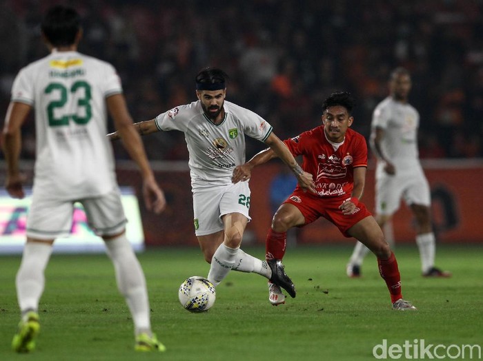 Persija Jakarta menutup laga kandang terakhir di SUGBK dengan kekalahan atas Persebaya, Selasa (17/12). Di laga tersebut Persija Macam Kemayoran keok 1-2.
