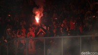 Mereka bahkan sempat menyalakan flare.