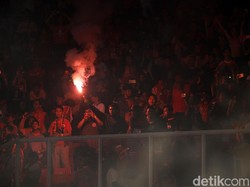 Mereka bahkan sempat menyalakan flare.