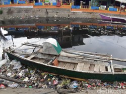Jorok! Sampah Bertebaran di Kanal Jongaya Makassar