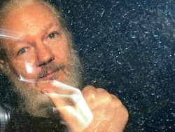 Dia Bisa Mati Dalam Tahanan: 100 Dokter Minta Julian Assange Dipulangkan ke Australia