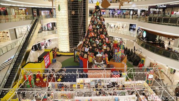 Pernak-pernik Natal Hiasi Mal di Jakarta