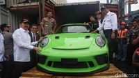 Sulap! Kontainer Batu Bata ini Ternyata Berisi Mobil Mewah