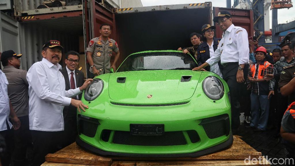 Sulap! Kontainer Batu Bata ini Ternyata Berisi Mobil Mewah Sulap! Kontainer Batu Bata ini Ternyata Berisi Mobil Mewah