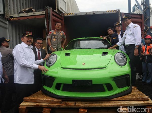 Sulap! Kontainer Batu Bata ini Ternyata Berisi Mobil Mewah