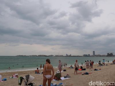 Foto: Pantai Bikini di Pulau Buatan Dubai