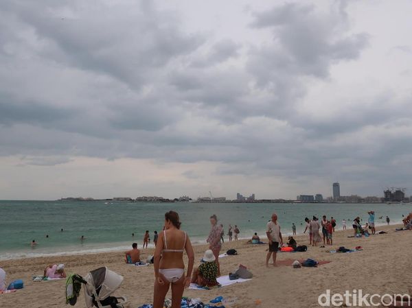 Foto: Pantai Bikini di Pulau Buatan Dubai