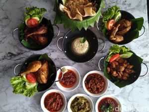 Ayam Bebek Angsa Masak di Kuali : Kriuk Renyah Angsa Goreng dengan 5 Jenis Sambal