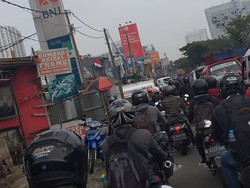 Pertokoan Sebelah Mal Detos Terbakar, Lalin Margonda Arah Jakarta Macet