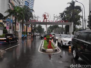 Sempat Banjir, Air di Depan fX Senayan Sudah Surut