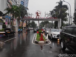 Sempat Banjir, Air di Depan fX Senayan Sudah Surut