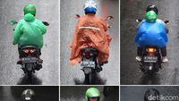 Warna-warni Mantel dan Payung Penampik Air Hujan