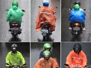 Warna-warni Mantel dan Payung Penampik Air Hujan Warna-warni Mantel dan Payung Penampik Air Hujan