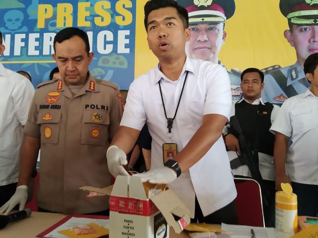 Polisi Gagalkan Peredaran 2 Kg Sabu dalam Kotak Es Krim dari Singapura Polisi Gagalkan Peredaran 2 Kg Sabu dalam Kotak Es Krim dari Singapura