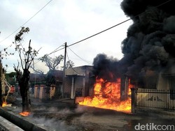 Sebuah Rumah di Sidoarjo Ludes Terbakar Hingga Api Berkobar ke Jalan